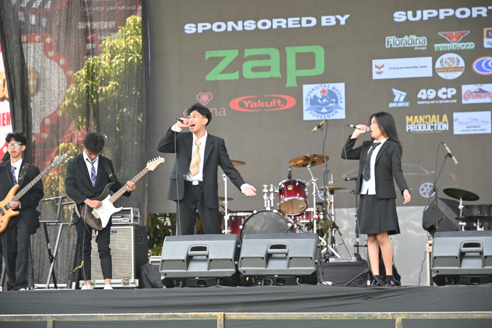Regu band sekolah tampil di panggung AltoCup