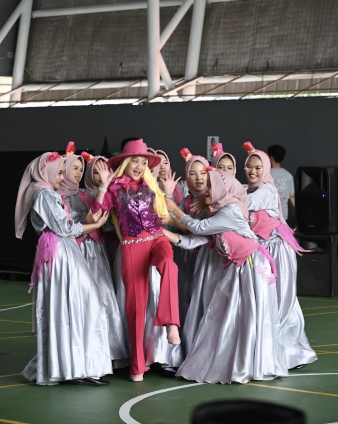 Parade pembukaan AltoCup dengan peserta menampilkan teater